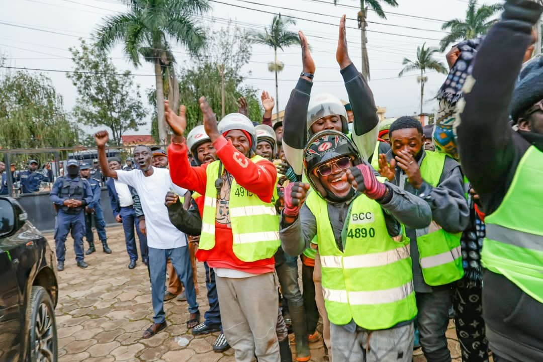 MinatDivcom's tweet photo. BAMENDA : Le MINAT recadre 300 moto-taximen : "Ne couvrez pas le mal, même si c'est votre frère." Il offre 100 plaques d'immatriculation pour montrer l'exemple et prévient : refuser l'identification = sanction. https://t.co/beMHNFG1zy