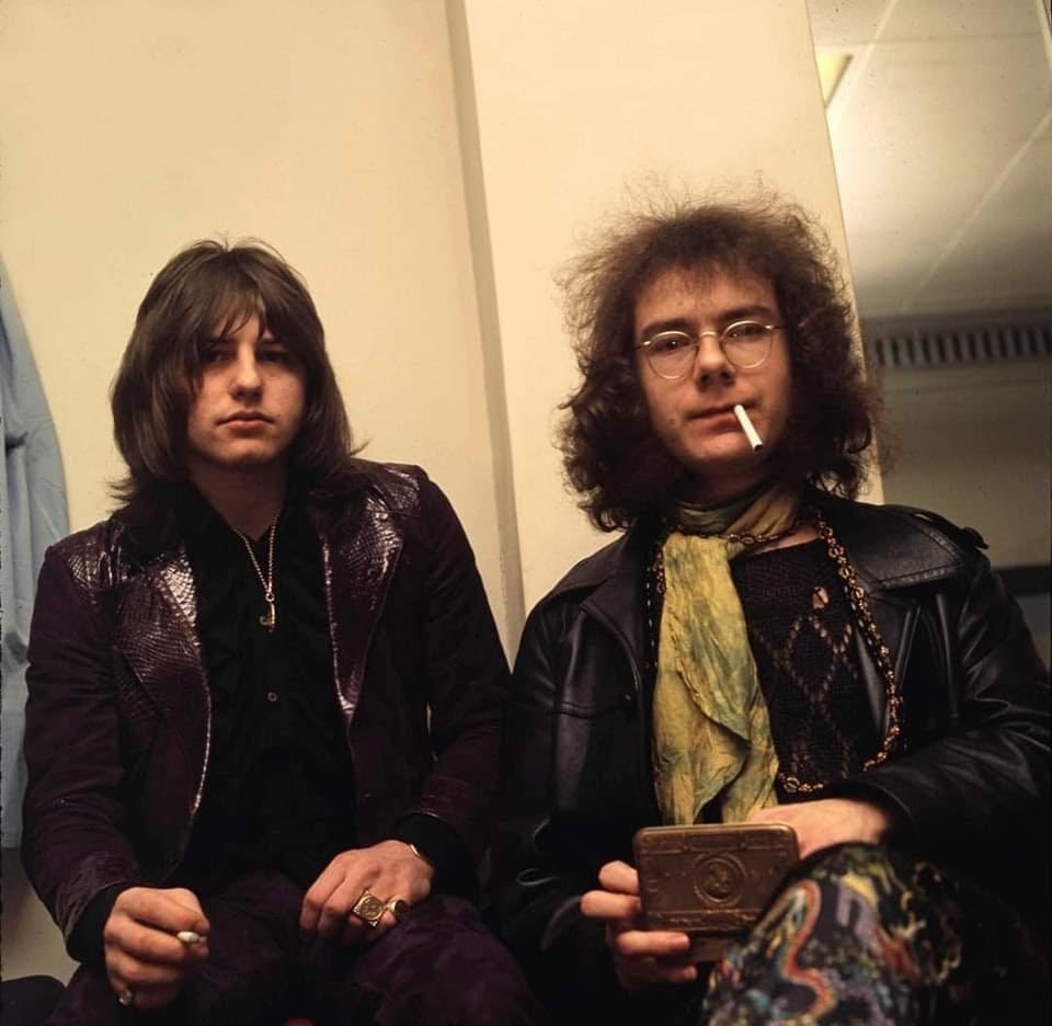 MusicAdult66693's tweet photo. Cadence and Cascade #RobertFripp # GregLake #KingCrimson https://t.co/Fny1TvWwzm