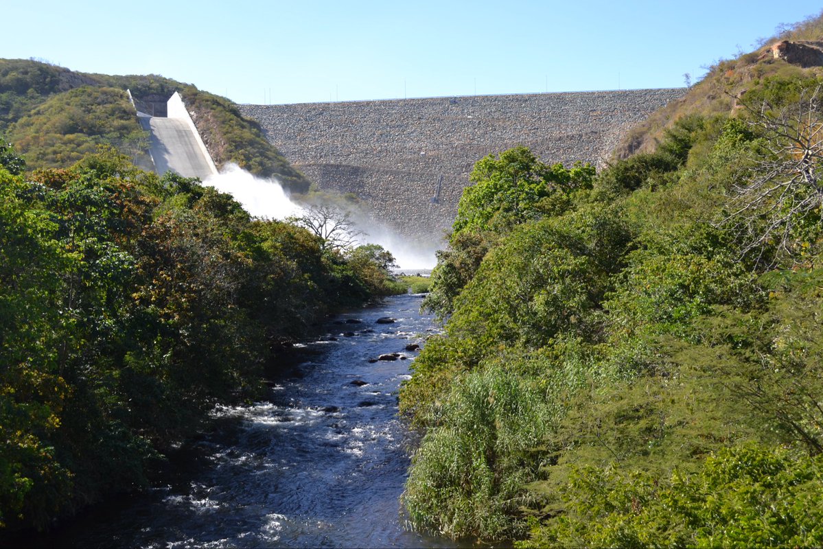 AidaAvellaE's tweet photo. El agua de la Represa El Cercado en la Guajira es colombiana de la Sierra Nevada. La inversión ha sido 100% nacional, y ahora los señores del @MinAgricultura quieren entregarla, según informa la prensa, por milagro espontáneo, a una compañía israelí. https://t.co/hkf5lxmdQs