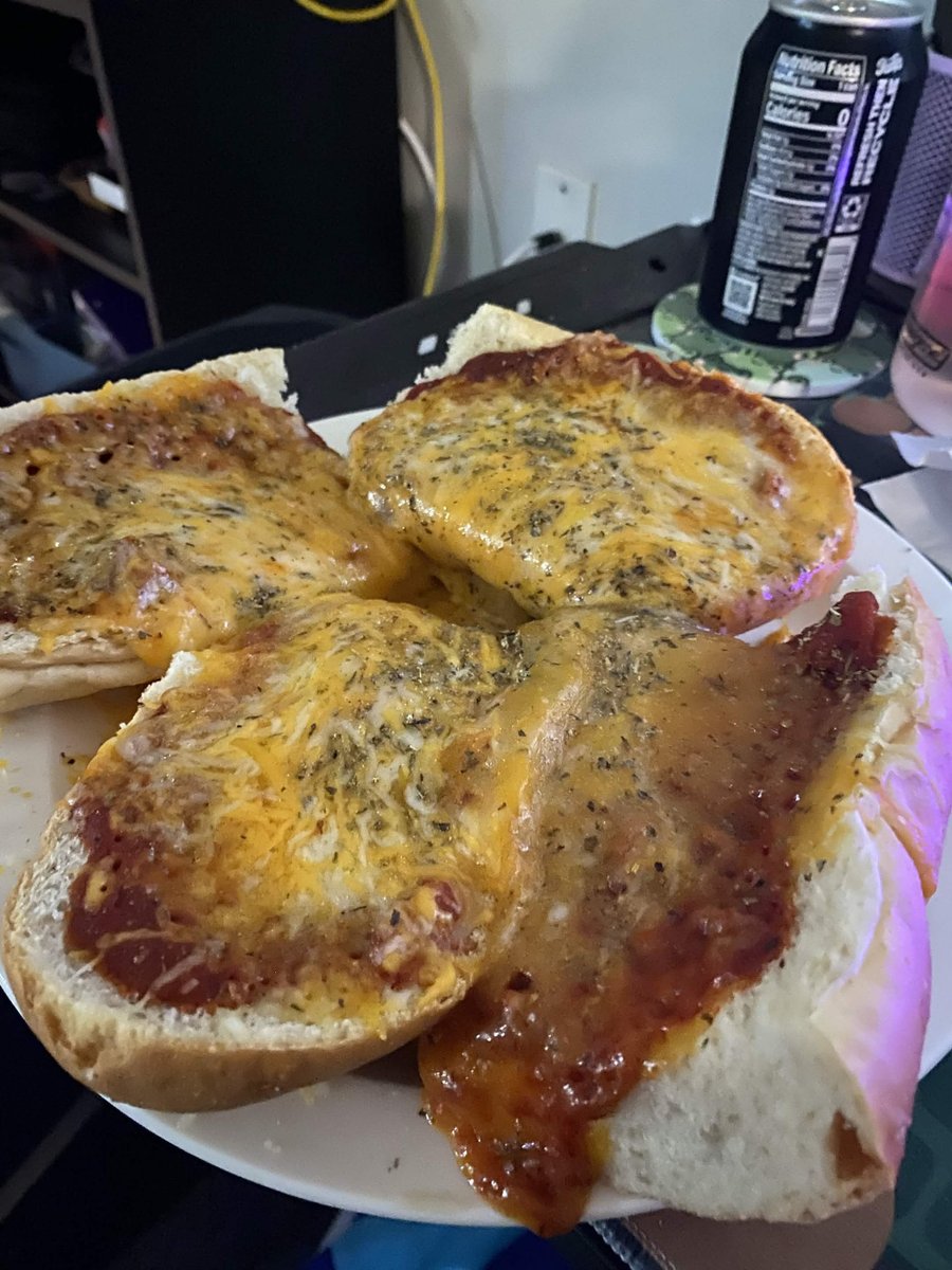 AmiceXXV's tweet photo. A little extra cheese never hurt anybody😏

#FoodHeaven #FoodAddict #FoodObsession #FoodInspo #FoodDiary #FoodJourney https://t.co/Eyy14DQGOm