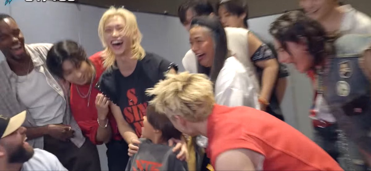 becabyknow's tweet photo. TAVA ASSISTINDO UM VÍDEO DO MR BEAST E DO NADA O STRAY KIDS BROTA AQUI OXEEEEEEE https://t.co/kry4KVCPcl
