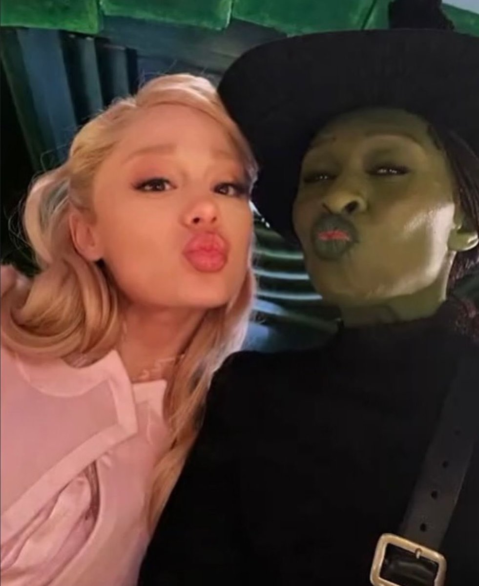 wickedcomfort's tweet photo. witchy selfies 💚🩷 https://t.co/CQ70ZwMbxI