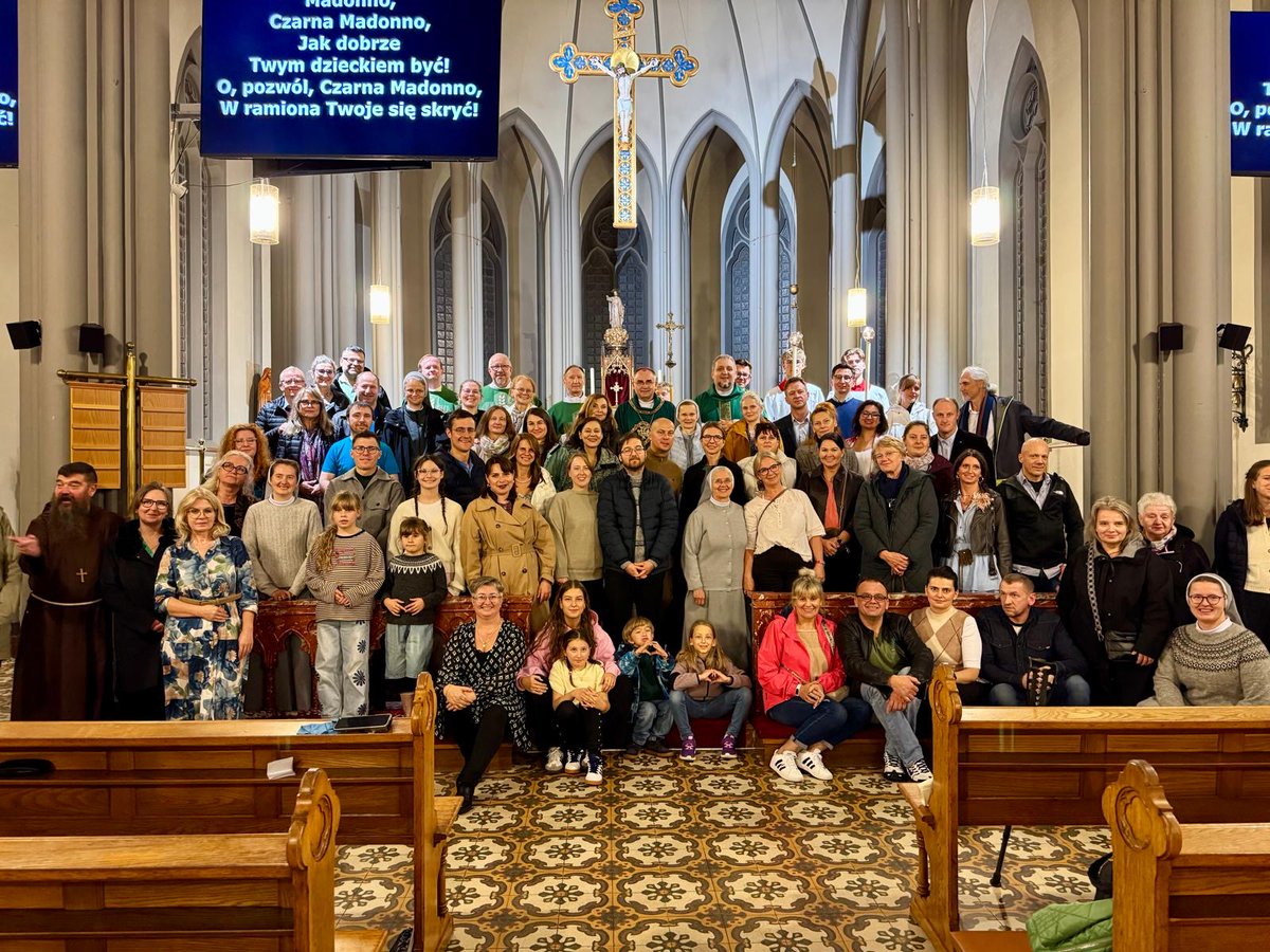 EpiskopatNews's tweet photo. W dniach 2-4 października 2026 r. w Reykjaviku odbył się Kongres Rodzin Polonijnych pod hasłem „Rodzina drogą miłości i wzrastania". W wydarzeniu uczestniczyły rodziny mieszkające na Islandii oraz przedstawiciele Polonii z różnych krajów Europy.

https://t.co/T1xLltbFRR https://t.co/aKEzabJgxH