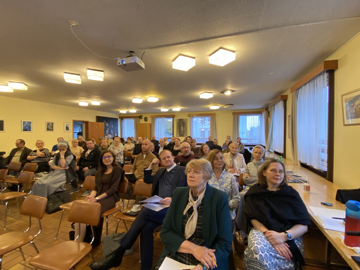 EpiskopatNews's tweet photo. W dniach 2-4 października 2026 r. w Reykjaviku odbył się Kongres Rodzin Polonijnych pod hasłem „Rodzina drogą miłości i wzrastania". W wydarzeniu uczestniczyły rodziny mieszkające na Islandii oraz przedstawiciele Polonii z różnych krajów Europy.

https://t.co/T1xLltbFRR https://t.co/aKEzabJgxH