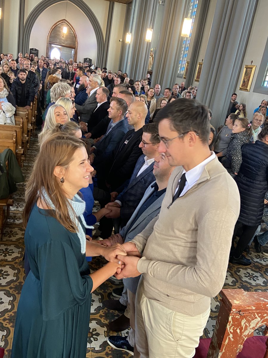 EpiskopatNews's tweet photo. W dniach 2-4 października 2026 r. w Reykjaviku odbył się Kongres Rodzin Polonijnych pod hasłem „Rodzina drogą miłości i wzrastania". W wydarzeniu uczestniczyły rodziny mieszkające na Islandii oraz przedstawiciele Polonii z różnych krajów Europy.

https://t.co/T1xLltbFRR https://t.co/aKEzabJgxH