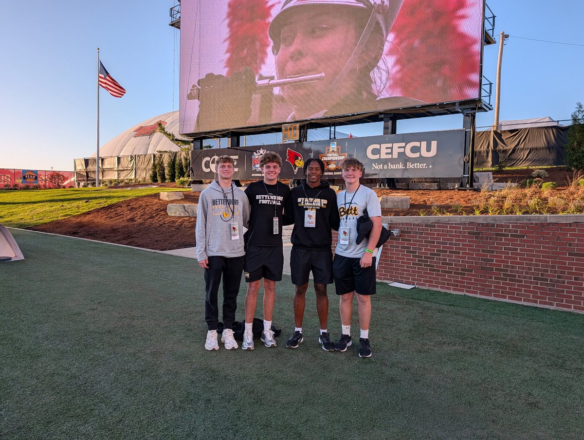Cannon_Davis3's tweet photo. Had a great GameDay visit at @RedbirdFB Always good to see @Coach_Key1 and @CoachBobDunnJr Looking forward to my next trip to campus. @BETTfootball @RipCity7on7 @QBHitList @PrepRedzoneIA @AllenTrieu @CharlesPower @adamgorney @TomLoy247 @PreWarWesley https://t.co/5svu7cZ2o9