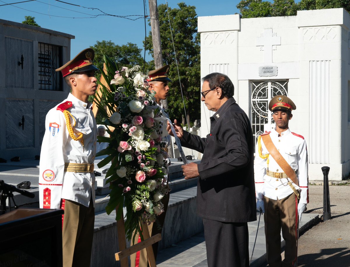 CubaMINREX's tweet photo. Diplomáticos acreditados en Cuba 🇨🇺 rindieron homenaje a las 73 víctimas del atentado terrorista 🆚 la aeronave de Cubana de Aviación, perpetrado hace 50 años.

El viceministro de Relaciones Exteriores de Cuba, @ElioRguezP acompañó esta ceremonia de sentido tributo a las víctimas https://t.co/klcfM6Ihm2