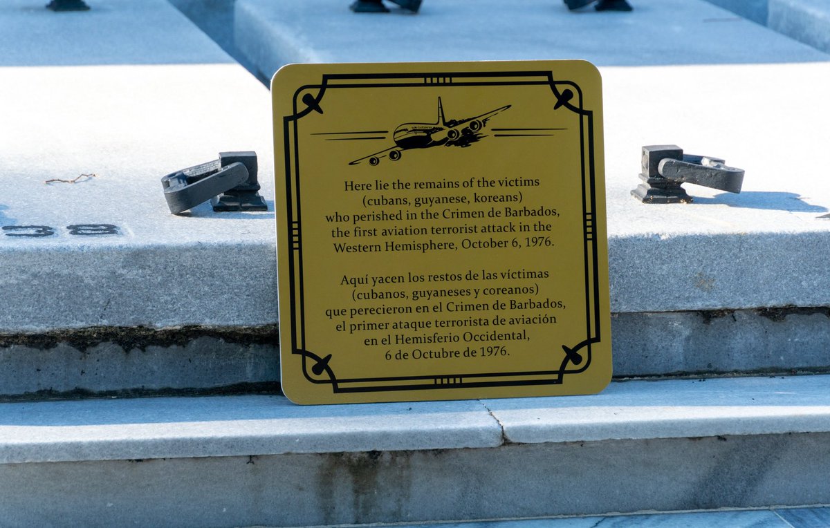 CubaMINREX's tweet photo. Diplomáticos acreditados en Cuba 🇨🇺 rindieron homenaje a las 73 víctimas del atentado terrorista 🆚 la aeronave de Cubana de Aviación, perpetrado hace 50 años.

El viceministro de Relaciones Exteriores de Cuba, @ElioRguezP acompañó esta ceremonia de sentido tributo a las víctimas https://t.co/klcfM6Ihm2