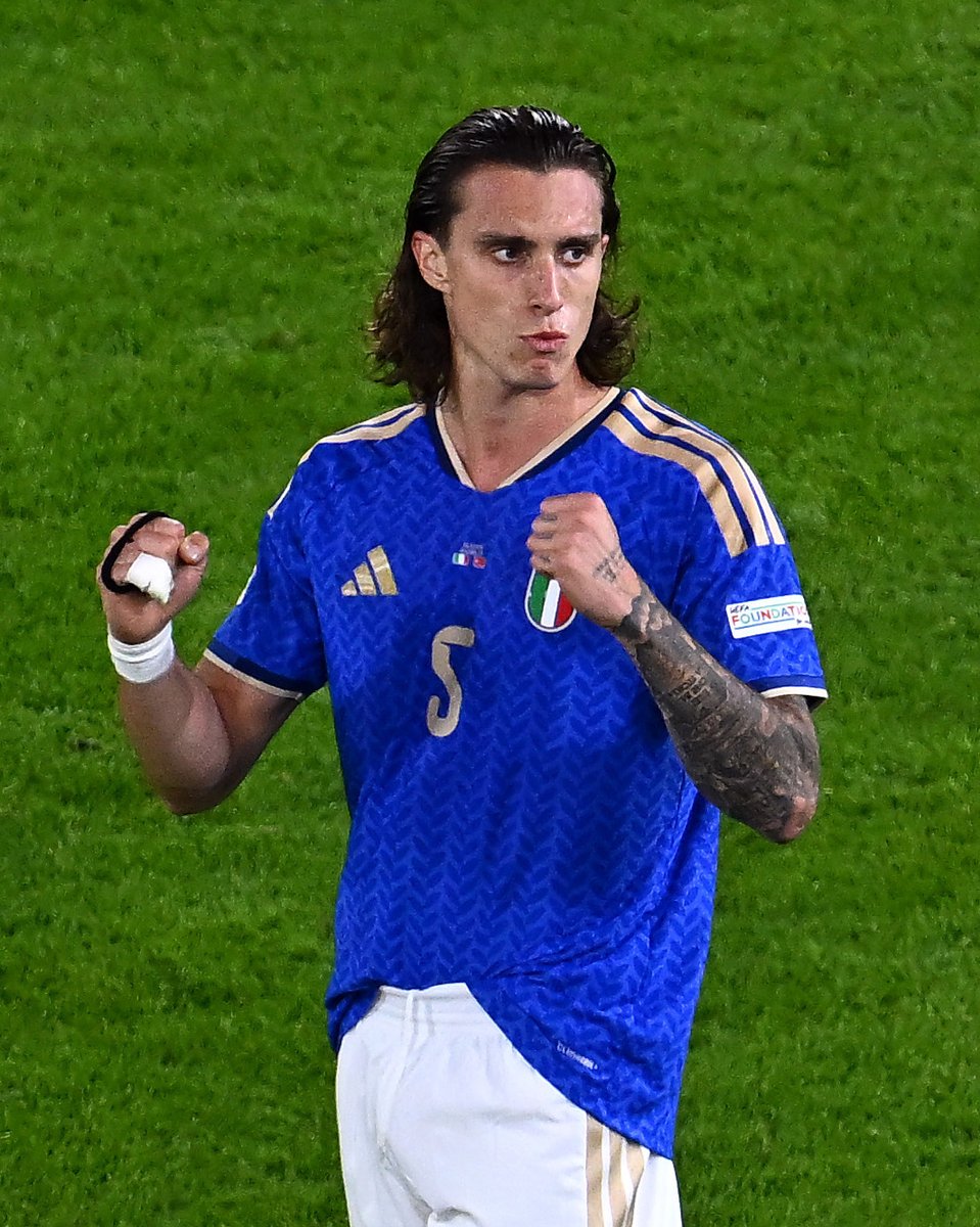 brfootball's tweet photo. Riccardo Calafiori scores his first Italy goal in the same stadium where he used to star for Bologna 🤩🇮🇹 https://t.co/h5Ib4j6RZv