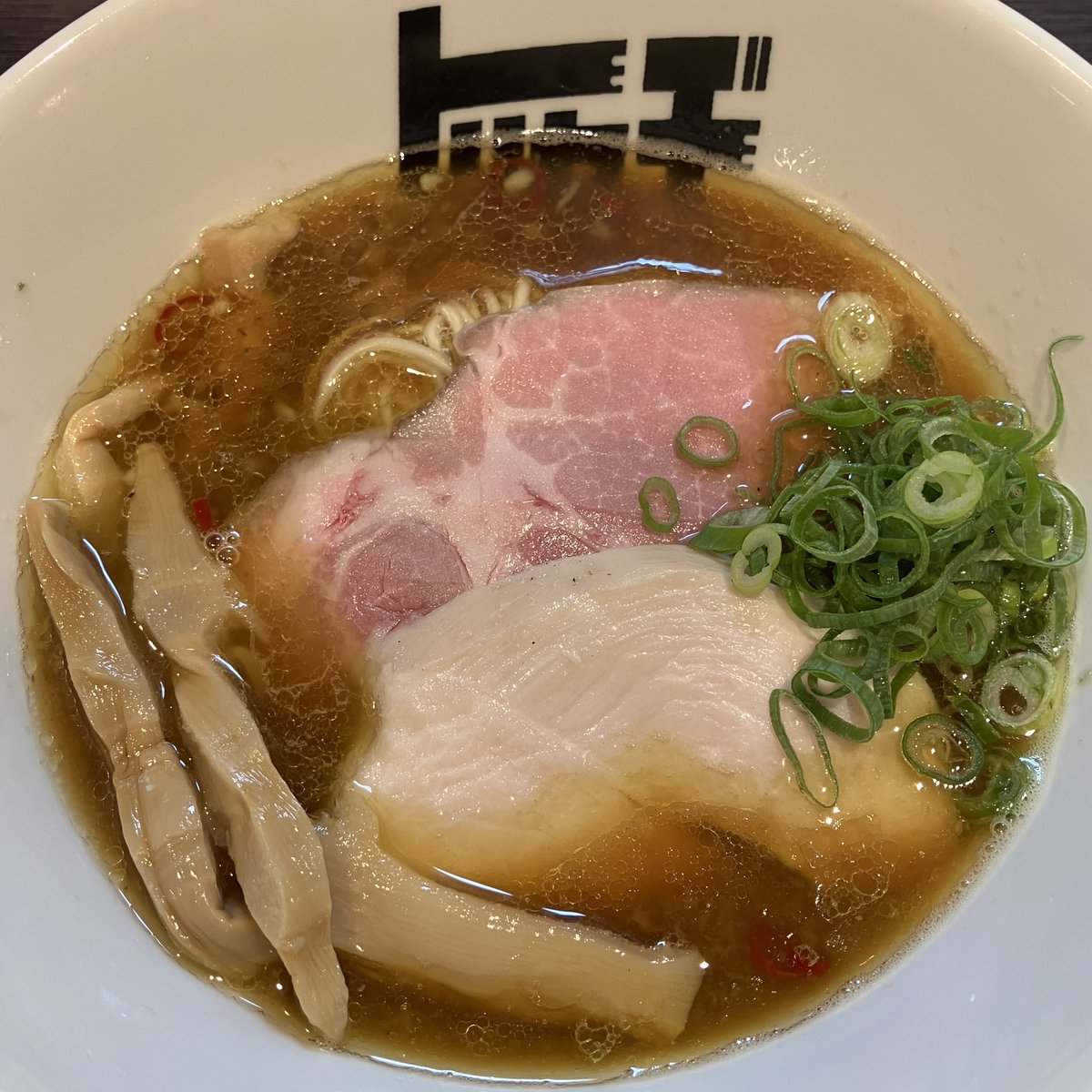 ykurikin's tweet photo. 奈良生駒の「トリカヂイッパイ」さん…"夜カヂ限定"『キノコキノコ醤油らぁめん』…"キノコ"の旨みたっぷりスープ…濃厚でパンチ有るとろみさえ感ずる仕上がり…パツパツ麺に"キノコ"の粒子が絡んでうんまいですなぁ…ご馳走さまでした〜(๑・ω-)～♥”
#トリカヂイッパイ https://t.co/770eNNA6WF