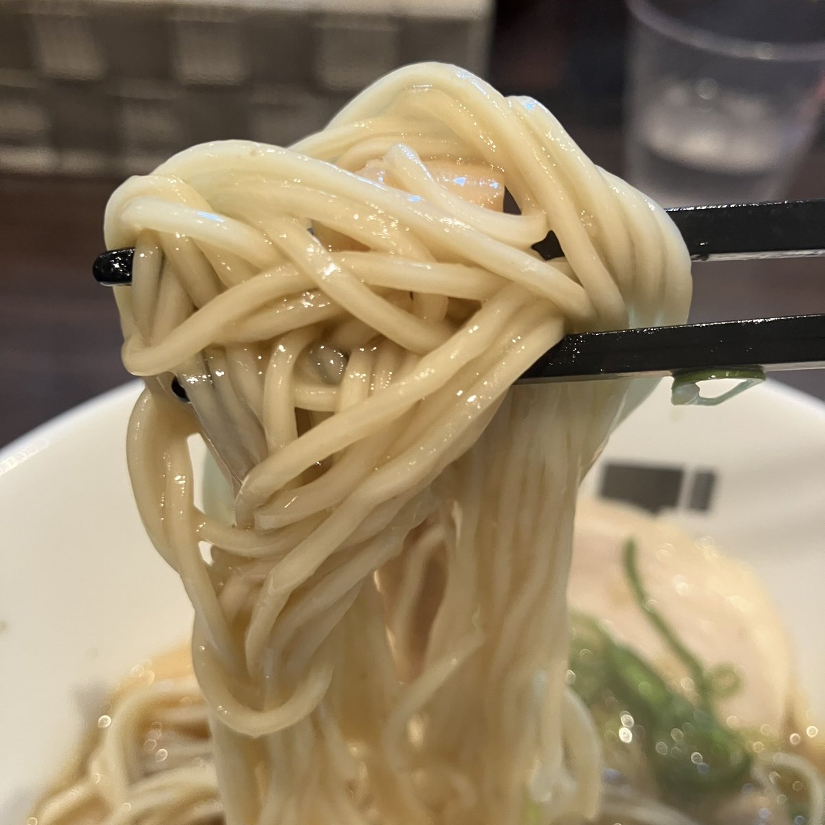 ykurikin's tweet photo. 奈良生駒の「トリカヂイッパイ」さん…"夜カヂ限定"『キノコキノコ醤油らぁめん』…"キノコ"の旨みたっぷりスープ…濃厚でパンチ有るとろみさえ感ずる仕上がり…パツパツ麺に"キノコ"の粒子が絡んでうんまいですなぁ…ご馳走さまでした〜(๑・ω-)～♥”
#トリカヂイッパイ https://t.co/770eNNA6WF