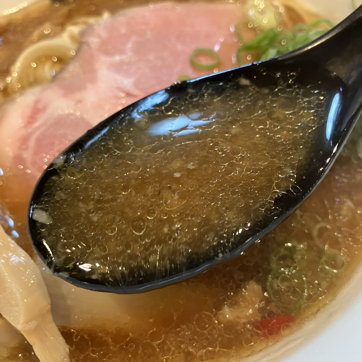 ykurikin's tweet photo. 奈良生駒の「トリカヂイッパイ」さん…"夜カヂ限定"『キノコキノコ醤油らぁめん』…"キノコ"の旨みたっぷりスープ…濃厚でパンチ有るとろみさえ感ずる仕上がり…パツパツ麺に"キノコ"の粒子が絡んでうんまいですなぁ…ご馳走さまでした〜(๑・ω-)～♥”
#トリカヂイッパイ https://t.co/770eNNA6WF
