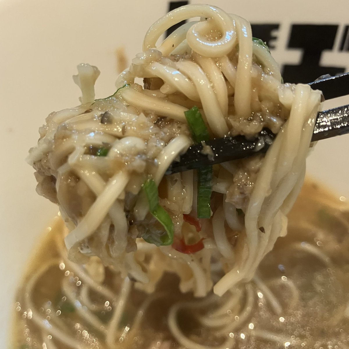 ykurikin's tweet photo. 奈良生駒の「トリカヂイッパイ」さん…"夜カヂ限定"『キノコキノコ醤油らぁめん』…"キノコ"の旨みたっぷりスープ…濃厚でパンチ有るとろみさえ感ずる仕上がり…パツパツ麺に"キノコ"の粒子が絡んでうんまいですなぁ…ご馳走さまでした〜(๑・ω-)～♥”
#トリカヂイッパイ https://t.co/770eNNA6WF