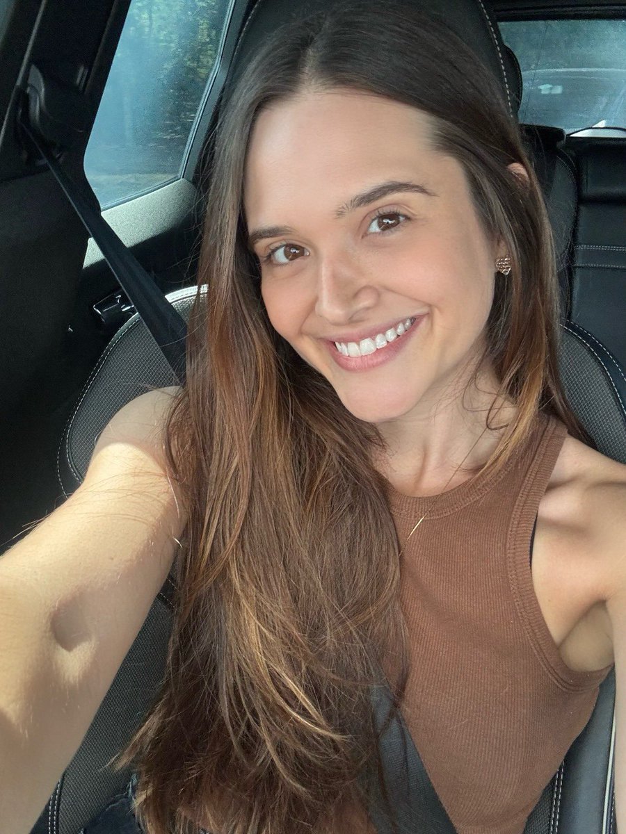 poptime's tweet photo. A atriz Juliana Paiva demonstrou apoio a Lula e criticou bolsonaristas em storys:

"Por que vc vai escolher o Flávio como presidente? não vale falar de lula ou pt (isso eu já entendi que vc tem horror). Antes de votar contra alguém, entenda no que você está votando a favor.” https://t.co/pkOJpccUxX