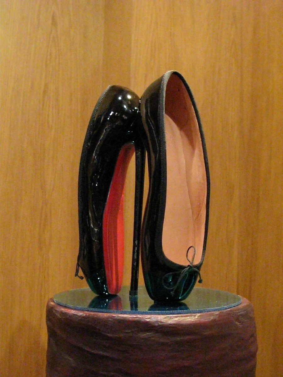 realhumangirll's tweet photo. david lynch x louboutin collab on my mind rn https://t.co/c53YQkjwGL