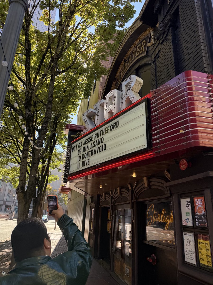 LanaElectraa's tweet photo. First in line for the acoustic set for @thenbhd hehehe https://t.co/cAK4rmdlqi