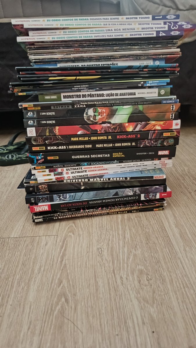 __amukaT__'s tweet photo. 1 ano e pouquinho colecionando quadrinhos e essa é minha cole cão atualmente (as single issues mais lá pra cima é tudo absolute Batman e Batman silêncio 2) https://t.co/q7jYVP6t5U