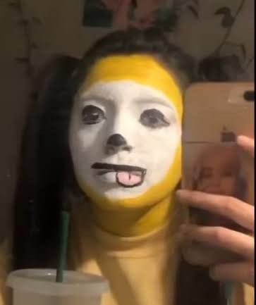tetecoteamo's tweet photo. pensaba q lo más difícil era elegir el outfit hasta q tuve q empezar a ver q chota me hago de maquillaje ya fue caigo así https://t.co/iULdPpkGey