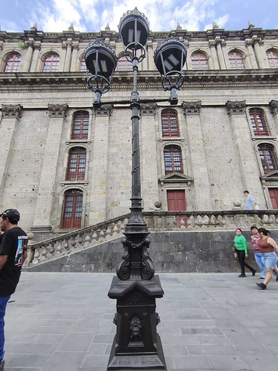 DaniElefantman's tweet photo. Otra vista de la farola frente a los muros de la catedral. #Guadalajara #hacerfotos #catedral  #farola https://t.co/LwDRIUmTkJ