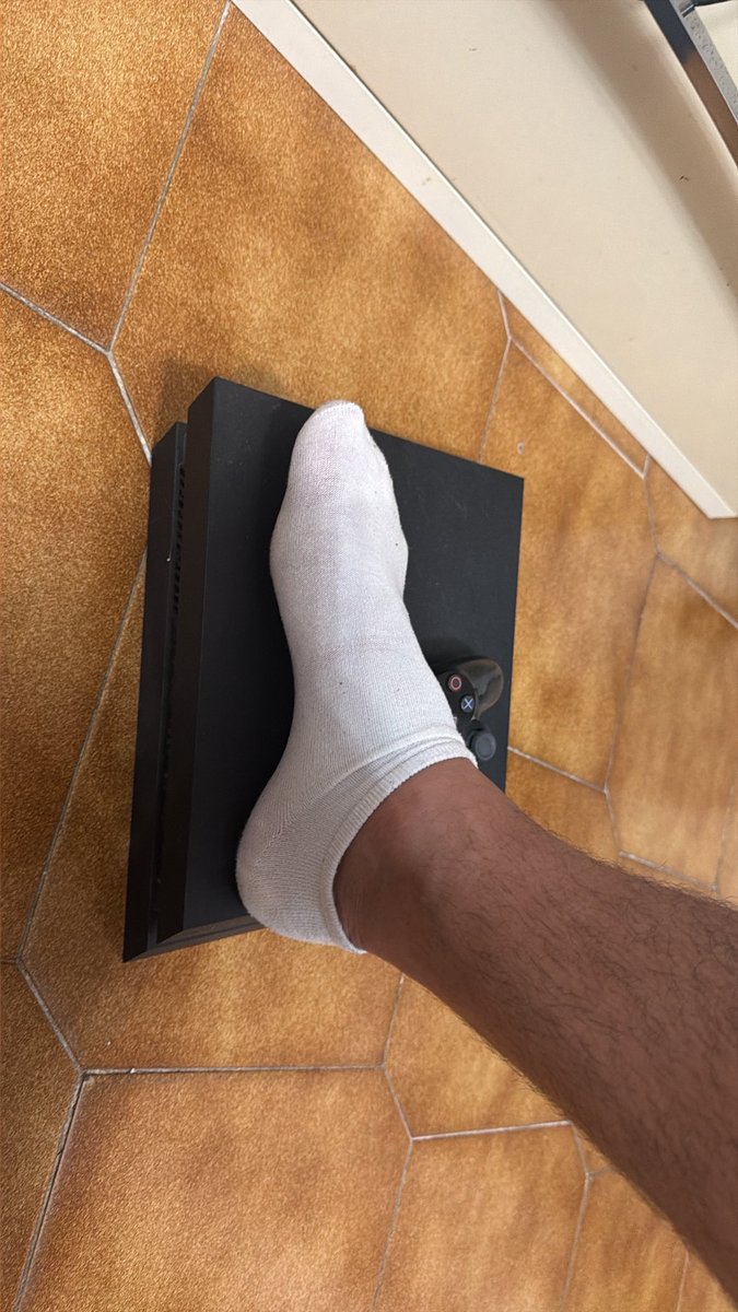 FootMaster_SAM's tweet photo. C ho il piede più grosso della play 4 

https://t.co/j48NibhbWT https://t.co/6rvpJuwMTY