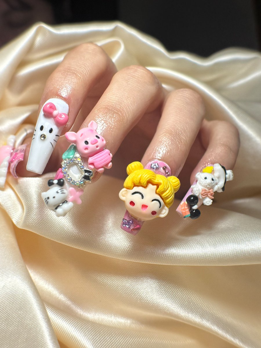 sxdcutie's tweet photo. las nenas de 1er grado estan obsesionadas con mis uñas nivel vienen de a grupitos a donde estoy Y NI DISIMULAN LAS MIRADAS Y SONRISITAS el otro dia una le dijo a la mama q le queria decir un secreto y la mujer me mira las uñas y dice ahhh las uñas de la chicaa hasbjsh 😭🥺 https://t.co/NcJwNoOjSh