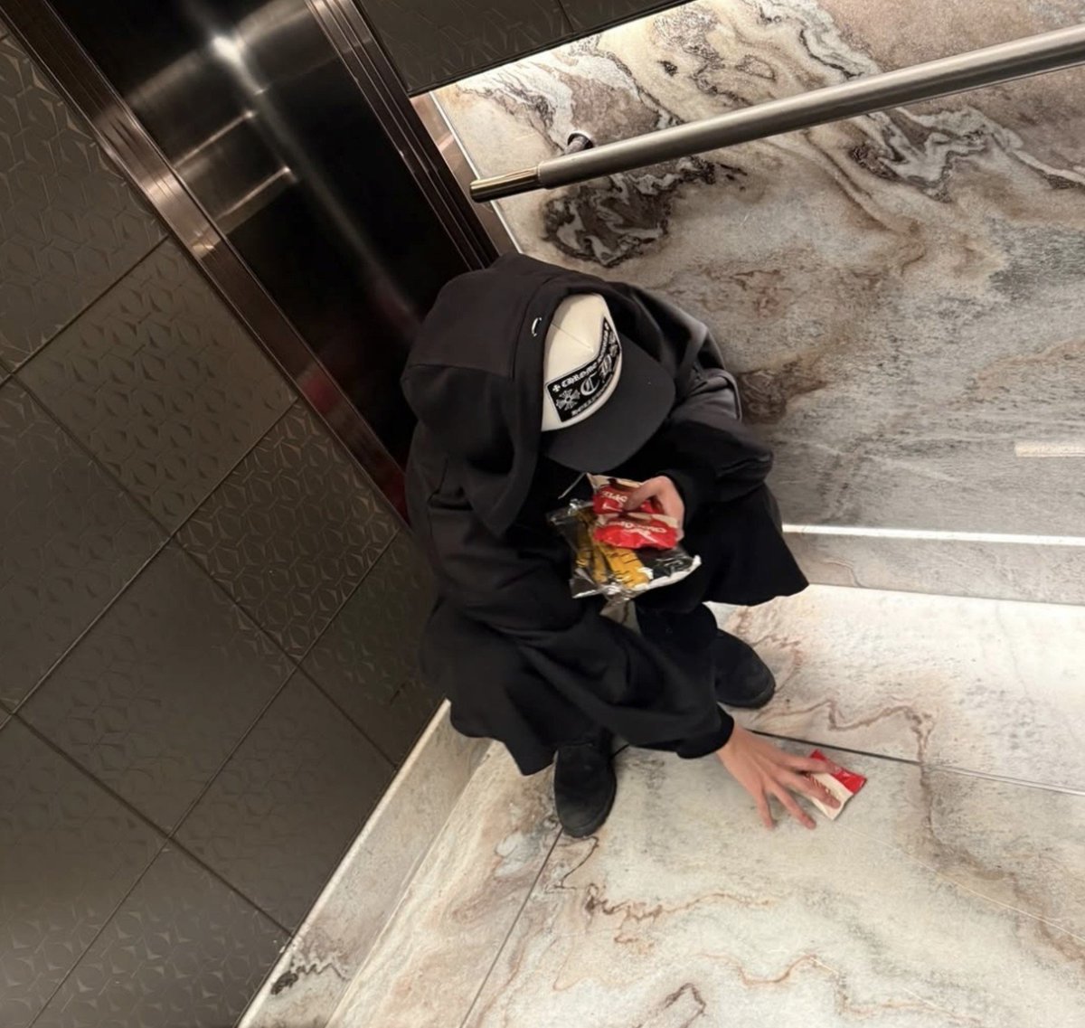 HwaHalaziaa's tweet photo. The category is: Seonghwa being 2 strawberries tall 🍓 https://t.co/RTZ9ybHobf