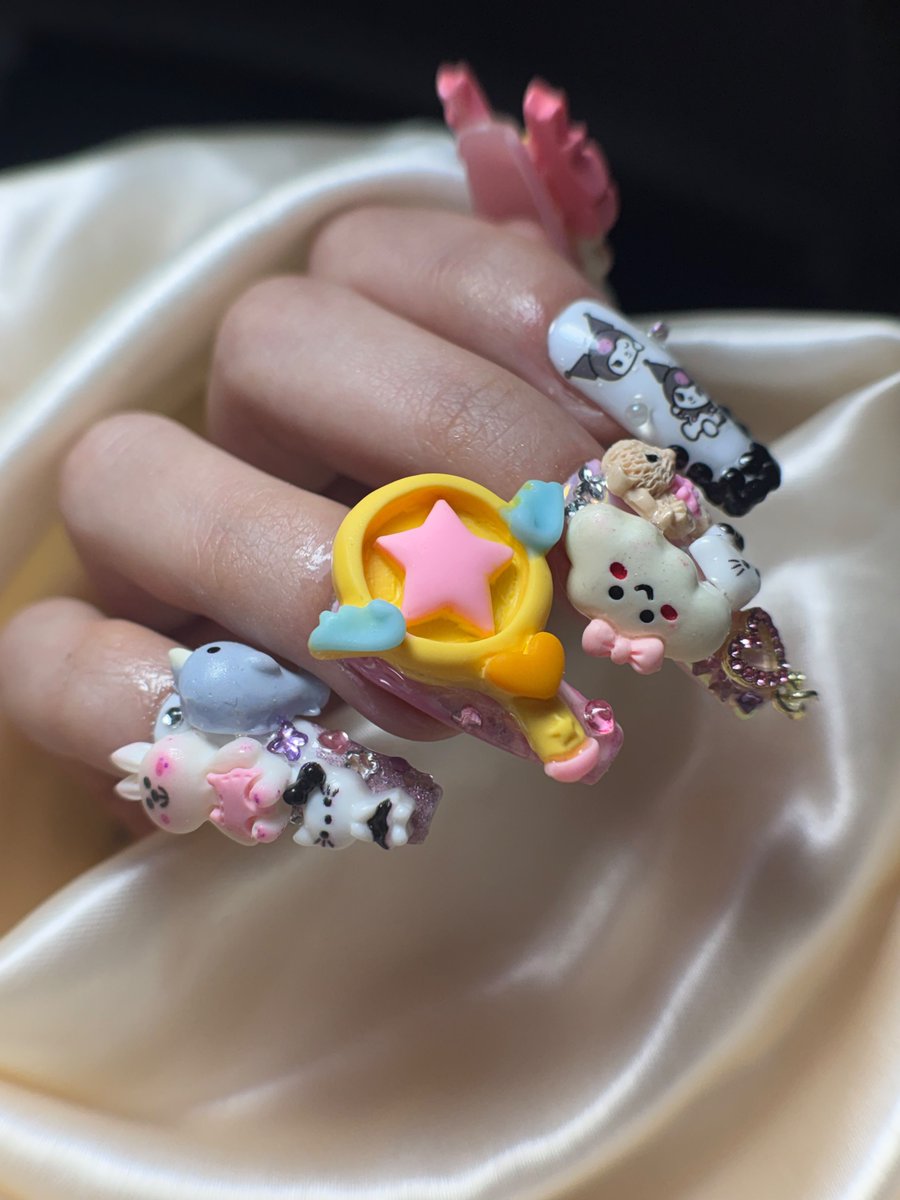 sxdcutie's tweet photo. las nenas de 1er grado estan obsesionadas con mis uñas nivel vienen de a grupitos a donde estoy Y NI DISIMULAN LAS MIRADAS Y SONRISITAS el otro dia una le dijo a la mama q le queria decir un secreto y la mujer me mira las uñas y dice ahhh las uñas de la chicaa hasbjsh 😭🥺 https://t.co/NcJwNoOjSh