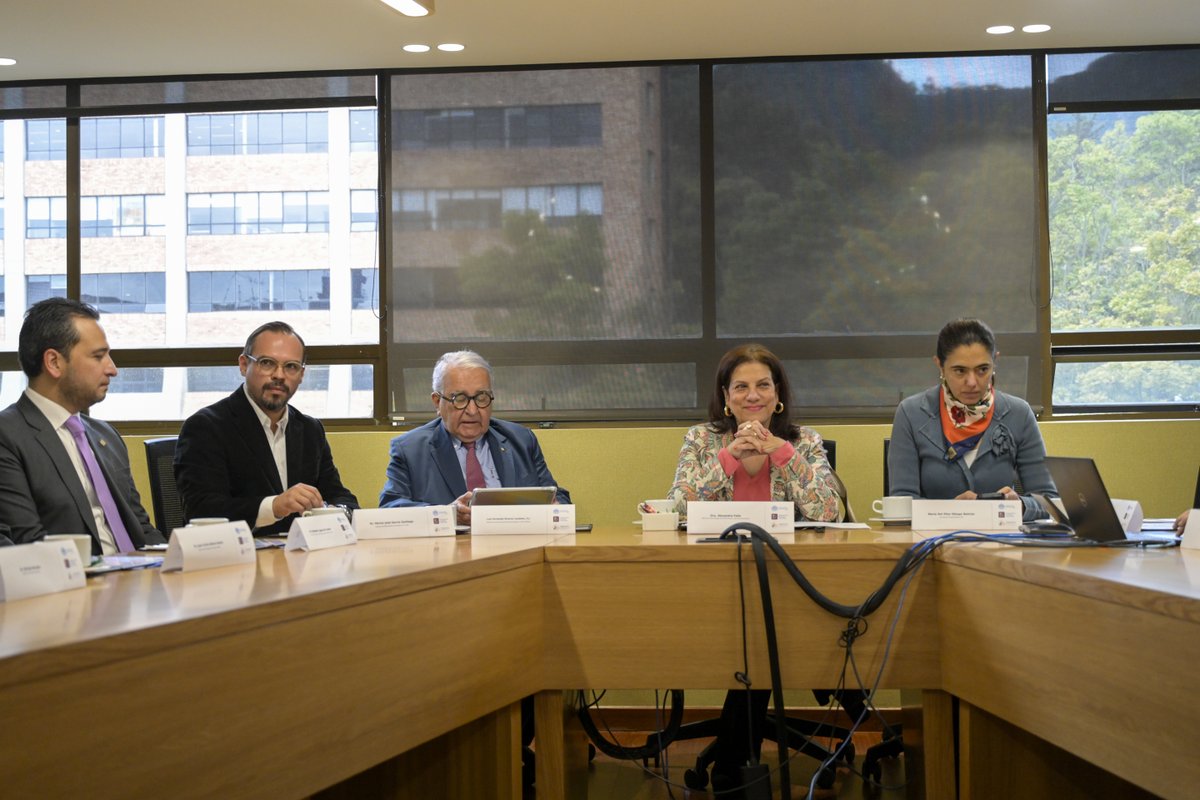UniJaveriana's tweet photo. El pasado 1 de octubre, la @egobiernopuj realizó el lanzamiento de la primera edición de la Revista e-Estado, una publicación académica que aborda la relación entre inteligencia artificial, sociedad y Estado, así como los desafíos que esta transformación tecnológica plantea para las instituciones, el derecho, la democracia y la ciudadanía.

El encuentro contó con la participación de la ministra TIC (@Ministerio_TIC), @AlexandraFalla; la @EmbcolPBajos, @CarolinaOlarteB; el P. Luis Fernando Álvarez Londoño, SJ, director de la Escuela Javeriana de Gobierno y Ética Pública; y Héctor José García Santiago, director del Observatorio de Gobierno y TIC; entre otros directivos, decanos, profesores, investigadores, representantes institucionales y autores de la publicación.

El lanzamiento fue un espacio para promover el análisis académico y el diálogo interdisciplinario sobre la inteligencia artificial y sus implicaciones para el Estado y la sociedad, consolidando una conversación que involucra a diferentes áreas del conocimiento y actores institucionales.