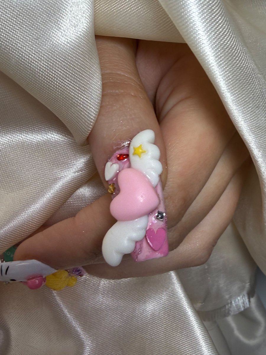 sxdcutie's tweet photo. las nenas de 1er grado estan obsesionadas con mis uñas nivel vienen de a grupitos a donde estoy Y NI DISIMULAN LAS MIRADAS Y SONRISITAS el otro dia una le dijo a la mama q le queria decir un secreto y la mujer me mira las uñas y dice ahhh las uñas de la chicaa hasbjsh 😭🥺 https://t.co/NcJwNoOjSh
