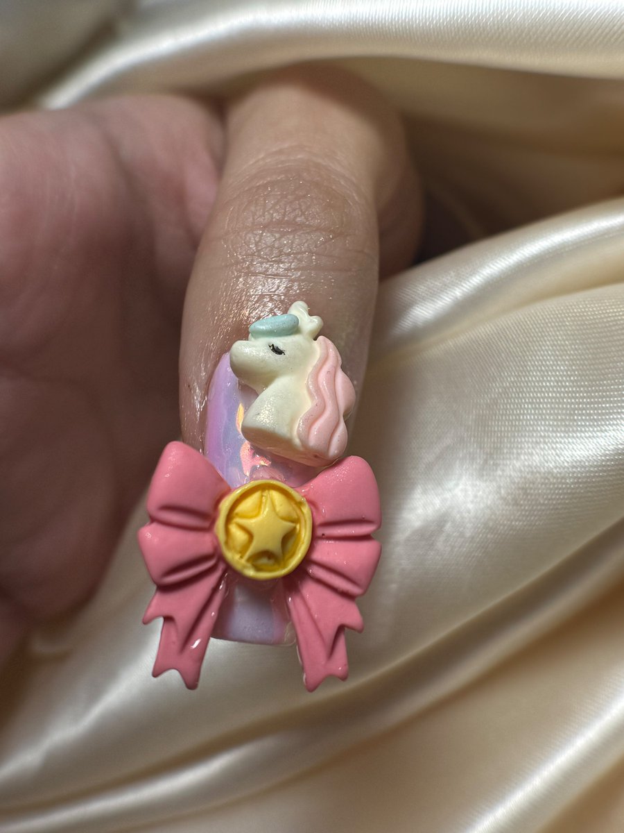 sxdcutie's tweet photo. las nenas de 1er grado estan obsesionadas con mis uñas nivel vienen de a grupitos a donde estoy Y NI DISIMULAN LAS MIRADAS Y SONRISITAS el otro dia una le dijo a la mama q le queria decir un secreto y la mujer me mira las uñas y dice ahhh las uñas de la chicaa hasbjsh 😭🥺 https://t.co/NcJwNoOjSh