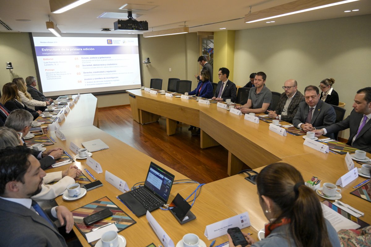 UniJaveriana's tweet photo. El pasado 1 de octubre, la @egobiernopuj realizó el lanzamiento de la primera edición de la Revista e-Estado, una publicación académica que aborda la relación entre inteligencia artificial, sociedad y Estado, así como los desafíos que esta transformación tecnológica plantea para las instituciones, el derecho, la democracia y la ciudadanía.

El encuentro contó con la participación de la ministra TIC (@Ministerio_TIC), @AlexandraFalla; la @EmbcolPBajos, @CarolinaOlarteB; el P. Luis Fernando Álvarez Londoño, SJ, director de la Escuela Javeriana de Gobierno y Ética Pública; y Héctor José García Santiago, director del Observatorio de Gobierno y TIC; entre otros directivos, decanos, profesores, investigadores, representantes institucionales y autores de la publicación.

El lanzamiento fue un espacio para promover el análisis académico y el diálogo interdisciplinario sobre la inteligencia artificial y sus implicaciones para el Estado y la sociedad, consolidando una conversación que involucra a diferentes áreas del conocimiento y actores institucionales.