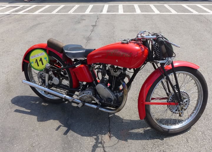 Moto_History's tweet photo. This 1933 British Rudge OHV 250 with 4 valve heads was a successful TT racer. Beautiful engineering.  #britishmotorcycles  #racingmotorcycles  #touristtrophy  #vintageracing #classicmotorcycles https://t.co/4SzVbSKr8Z