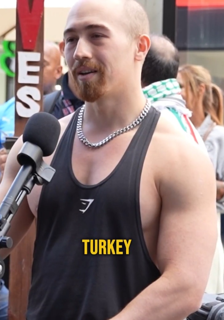 T1000sivimetal's tweet photo. Türkün tipine bakın. Ortalama bir Avrupalıdan daha beyaz. ingiltere de bile şu fenotipte beyaz adam sayı ile bulunur ama Türk olunca istediğin kadar beyaz ol yinede Avrupa tarafından kabul edilmezsin. Türk olan arkadaş Yunanım deseydi ırkçılığa maruz kalmazdı. İki yüzlü Avrupa. https://t.co/ga5ucYUsag
