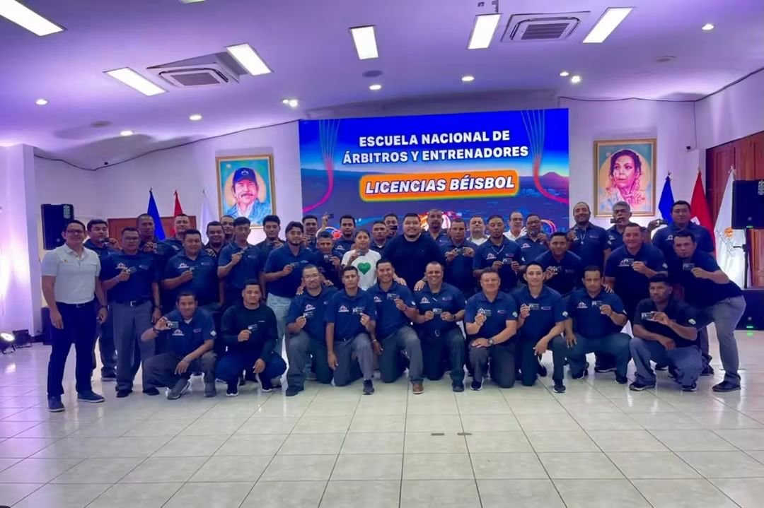 radio580nic's tweet photo. 📍🇳🇮 El #IND y #FENIBA graduaron con orgullo a la primera generación de la Escuela Nacional de Árbitros de Béisbol. Esta primera promoción fortalece la calidad, el profesionalismo y el juzgamiento para campeonatos futuros. #Radio580 #Nicaragua. https://t.co/lkIPeTYeyS