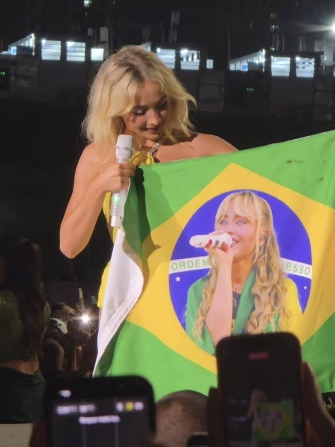 scarpenterbr's tweet photo. Hey @SabrinaAnnLynn @TeamSabrina & Carpenters around the world, 

Brazil has entered a decisive presidential election runoff between current president Lula and far-right senator Flavio Bolsonaro, the eldest son of former president Jair Bolsonaro.

Flavio represents the political faction that downplayed the pandemic, led the January 8 attacks on democratic institutions, and openly glorifies torturers from Brazil's 1964 military dictatorship. Closely aligned with Trump and far-right interests in the USA, his movement raises severe concerns regarding foreign interference and the erosion of Brazilian sovereignty.

Their agenda poses an immediate threat to our democracy, cultural sector, and fundamental human rights. They have a proven track record of dismantling the Ministry of Culture, cutting arts funding, and backing allies who are actively campaigning to abolish crucial laws protecting women against domestic violence and femicide.

The first round was decided by an extremely narrow margin with over thirty million abstentions. We urgently need your voice to help us reach more people, mobilize these missing voters, and overcome this difference to protect our future.