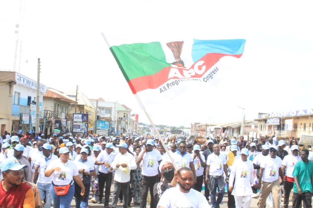 Abdool85's tweet photo. BREAKING: KADUNA SHUTS DOWN AS NON-INDIGENE SUPPORT GROUP DECLARES SUPPORT FOR UBA SANI’S 2027 RE-ELECTION!

Business activities in parts of the Kaduna metropolis temporarily ground to a halt on Saturday as thousands of residents, traders and members of non-indigene communities turned out in full force to declare their support for Governor Uba Sani ahead of 2027!

From Sheikh Gumi Market to Ahmadu Bello Way and Sabon Tasha, representatives of various non-indigene groups, including Igbo, Yoruba, South-South, Nupe and Idoma coalitions, gathered to endorse the Governor for a second term.

Why the massive endorsement?
Leaders of the various residents’ associations pointed to key improvements in the state over the past few years:

✅ Inclusivity & Unity: A government that listens and gives every resident a sense of belonging, regardless of tribe or religion.

✅ Business-Friendly Environment: Reduced harsh enforcement and double taxation, alongside policies that help small businesses thrive.

✅ Infrastructure & Peace: Ongoing urban projects and continuous efforts to maintain peace and security across commercial hubs.

Traders locked their shops, tricycles waved banners and major roads filled with supporters chanting slogans of unity and progress!

Government officials warmly received the delegation, reassuring the community that the administration remains committed to serving ALL residents of Kaduna State.