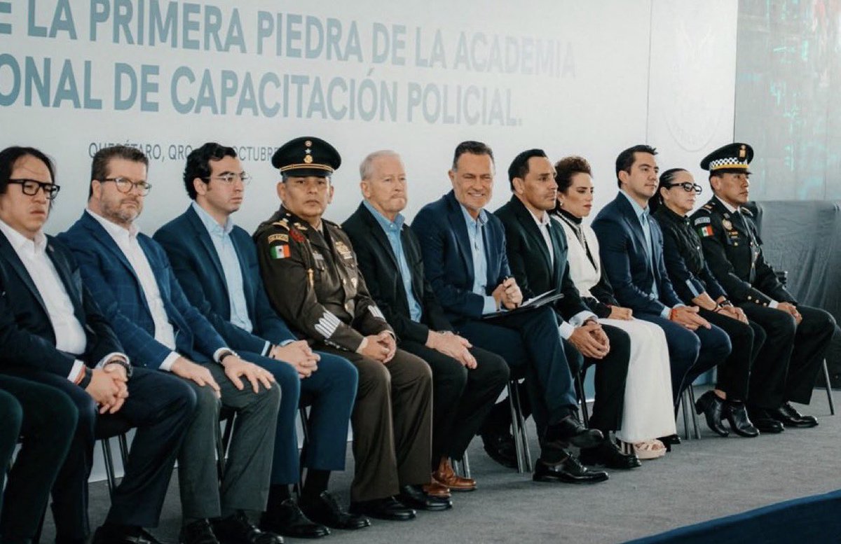 CarlosVinicioAR's tweet photo. Del evento en Querétaro con la embajada norteamericana sabían:
García Harfuch.
La SRE.
El ejército.
La FGR. 
La Marina.
SEGOB.

Solo no sabía la presidenta, por qué su equipo no le informa, @JesusRCuevas vive de sembrar odio y lo hace a costa de quien sea. https://t.co/5F7EV4RLaC