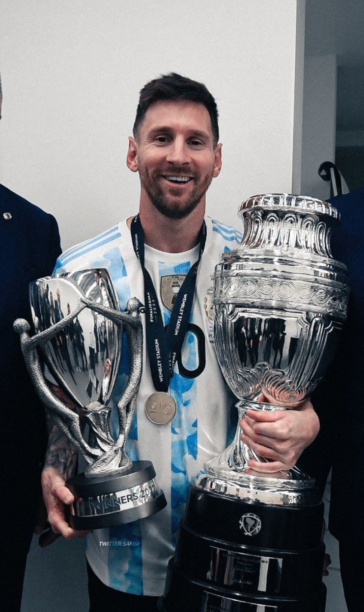 taylorycharly13's tweet photo. En unos años voy a ver este tipo de fotos y las voy a llorar seguramente, pero con orgullo, porque tuve el privilegio de verte ganar todo con la camiseta de Argentina🥹🇦🇷 https://t.co/TOc8LeBYU4
