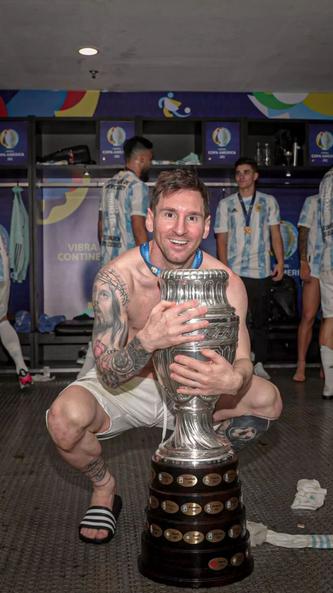 taylorycharly13's tweet photo. En unos años voy a ver este tipo de fotos y las voy a llorar seguramente, pero con orgullo, porque tuve el privilegio de verte ganar todo con la camiseta de Argentina🥹🇦🇷 https://t.co/TOc8LeBYU4