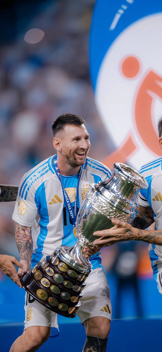 taylorycharly13's tweet photo. En unos años voy a ver este tipo de fotos y las voy a llorar seguramente, pero con orgullo, porque tuve el privilegio de verte ganar todo con la camiseta de Argentina🥹🇦🇷 https://t.co/TOc8LeBYU4