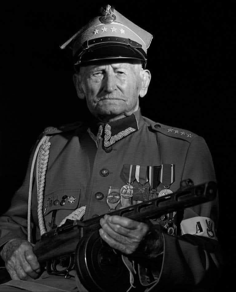 wojnawkolorze's tweet photo. Dzisiaj w wieku 109 lat odszedł pan kapitan Tadeusz Lutak ps. "Pancerz". 

Był ostatnim żołnierzem 10. Brygady Kawalerii płk Stanisława Maczka. W 1939 roku służył jako goniec motocyklowy między pułkownikiem Maczkiem, a porucznikiem Stanisławem Rączkowskim, dowódcą 121. Kompanii Czołgów Lekkich (na czołgach Vickers E). Jeździł motocyklem Sokół 600. Jego życiorys był bardzo ciekawy: brał udział w walkach pod Jordanowem, potem trafił do niemieckiej niewoli, z której zbiegł. W 1941 roku został furmanem "Panje-Wagena" i wraz z Niemcami przymusowo wziął udział w inwazji na ZSRR w ramach operacji "Barbarossa". Był bardzo aktywnie zaangażowany w działalność konspiracyjną. W Związku Walki Zbrojnej - Armii Krajowej uczestniczył w działaniach wywiadowczych. Brał też udział w likwidacji konfidenta Gestapo, Edwarda Kocha. Trzykrotnie uniknął rozstrzelania. Jak mówił, przeżył dzięki Opatrzności Bożej. W konspiracji miał pseudonim "Pancerz" - bo służył w jednostce pancernej. I bo zawsze był twardy. Co widać po tym zdjęciu. Jak zawsze mówił, 1 września każdego roku przypominał sobie twarze kolegów. Miał doskonałą pamięć, doskonale więc ich pamiętał. Kochał i czołgi, i Wojsko Polskie, i Polskę. Do samego końca. 

Był najstarszym Polakiem: miał 109 lat. 

Był też ostatnim uczestnikiem Kampanii Polskiej 1939 roku. Jakże symbolicznie. Odszedł, odmeldował się w dokładnie rocznicę zakończenia ostatniej bitwy tej kampanii: bitwy pod Kockiem. I nie ma już nikogo wśród nas, kto mógłby opowiedzieć tę historię. Dlatego na nas spoczywa obowiązek przekazywania tych historii dalej.