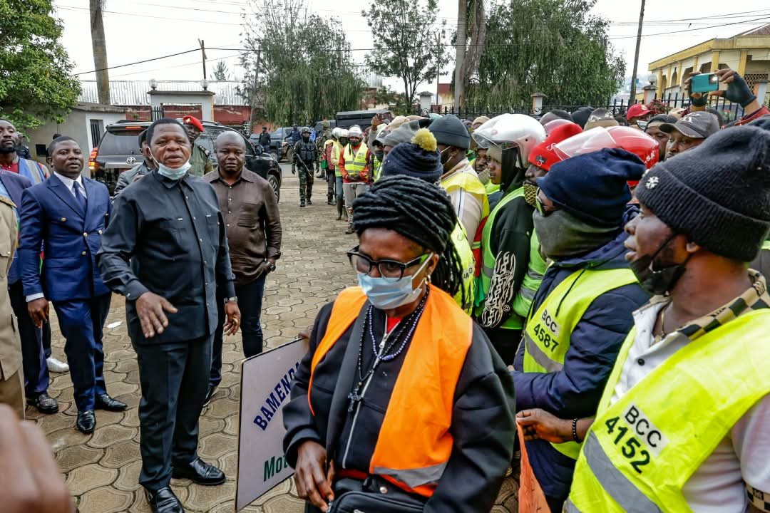 MinatDivcom's tweet photo. Meeting commercial motorcycle riders in Bamenda, MINAT Minister Atanga Nji urged them to reject terrorism, kidnapping, killings and other crimes. He called on riders to respect state institutions, work with security forces and promote peace in their communities. https://t.co/AHH02veiGO
