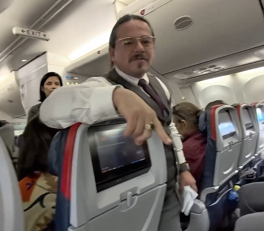 andyjer07's tweet photo. @ColombiaOscura @Delta Esta fue la princesita que no le gusto que lo grabaran y pidió que lo sacaran del vuelo https://t.co/oLycAxYXVx