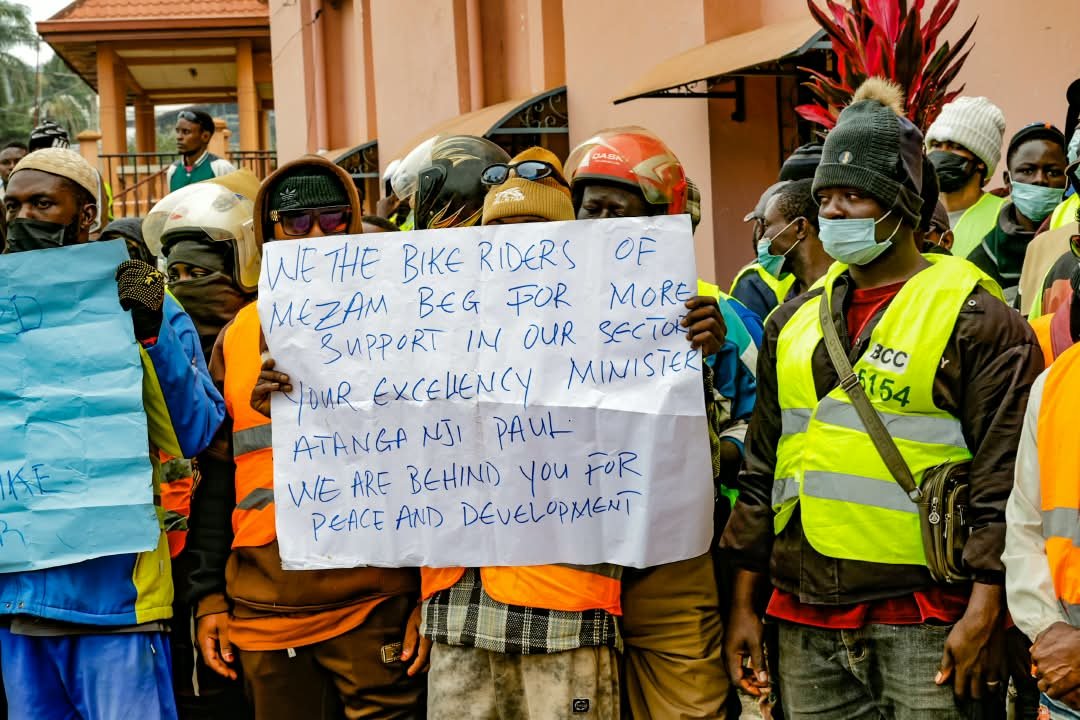 MinatDivcom's tweet photo. Meeting commercial motorcycle riders in Bamenda, MINAT Minister Atanga Nji urged them to reject terrorism, kidnapping, killings and other crimes. He called on riders to respect state institutions, work with security forces and promote peace in their communities. https://t.co/AHH02veiGO