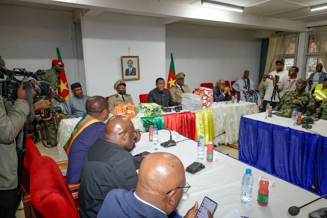 MinatDivcom's tweet photo. Meeting commercial motorcycle riders in Bamenda, MINAT Minister Atanga Nji urged them to reject terrorism, kidnapping, killings and other crimes. He called on riders to respect state institutions, work with security forces and promote peace in their communities. https://t.co/AHH02veiGO