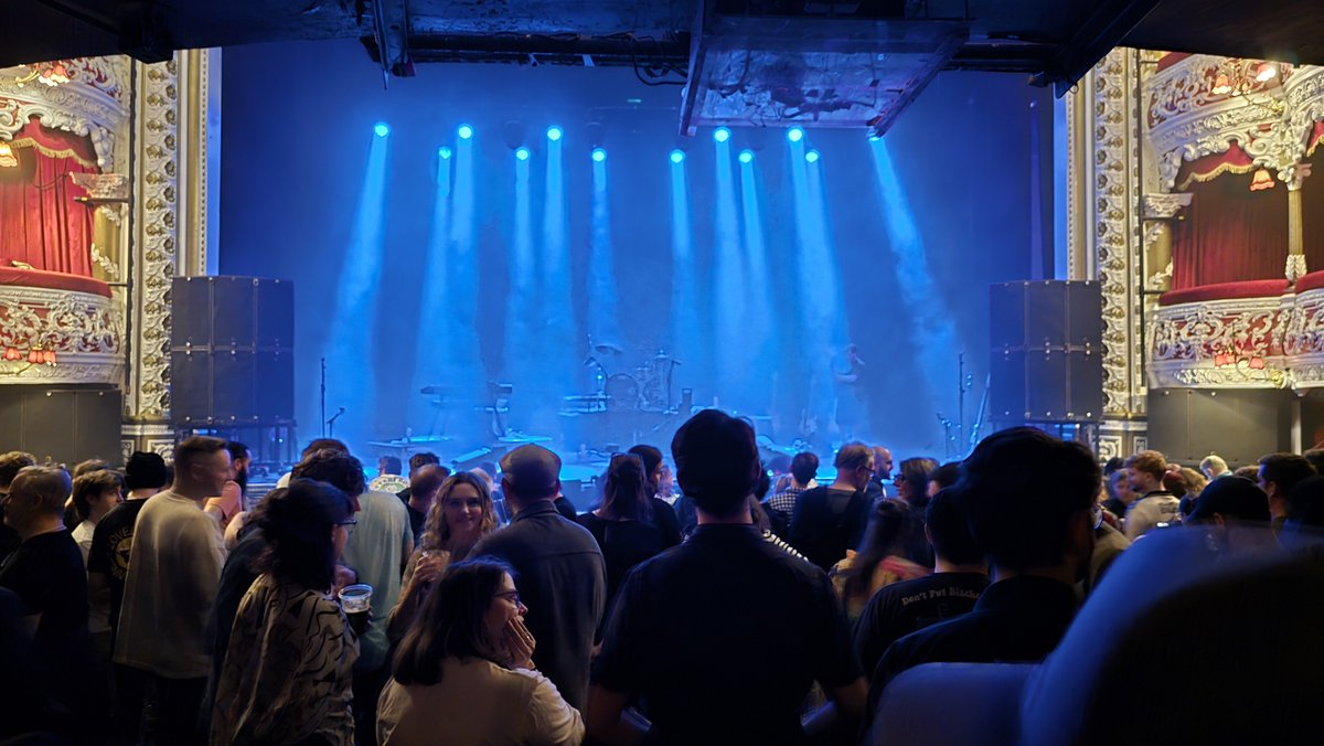 ZoeConwayfiddle's tweet photo. Eeek! So excited to be in the audience for this one! Taking our teenagers to one of our favourite bands...The Olllam at the Olympia!!! 🤘 Toons!!!

#livemusic #dublin #fun https://t.co/5nLCDXecuY