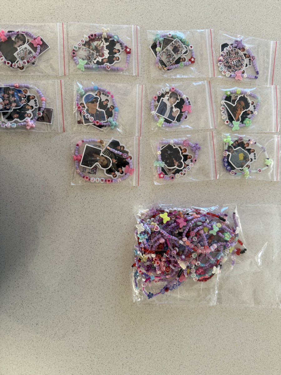 VaneBarbuto's tweet photo. Freebies para el 21 siendo empaquetados. Estoy temblando 💜

#BTS #BTSenArgentina https://t.co/OXGrBn5Tmo