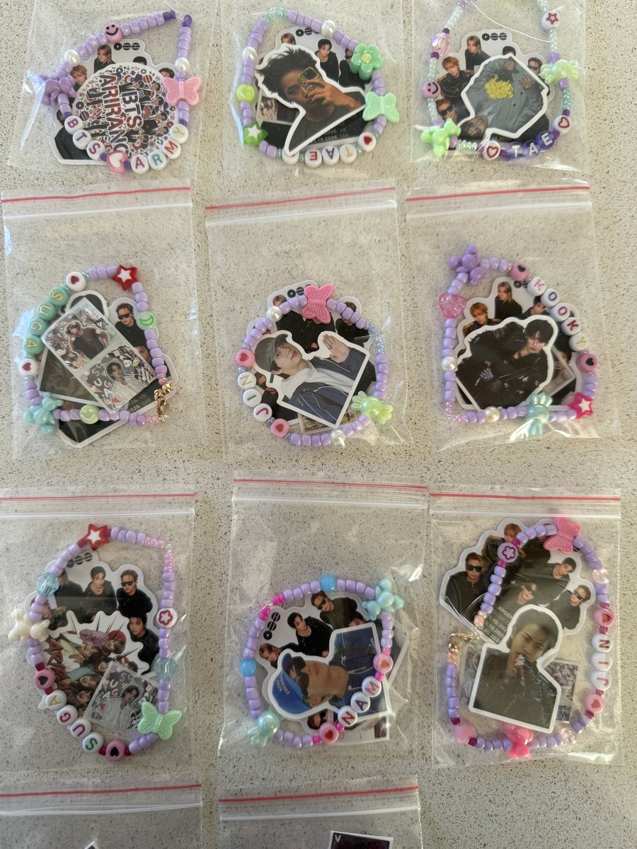VaneBarbuto's tweet photo. Freebies para el 21 siendo empaquetados. Estoy temblando 💜

#BTS #BTSenArgentina https://t.co/OXGrBn5Tmo