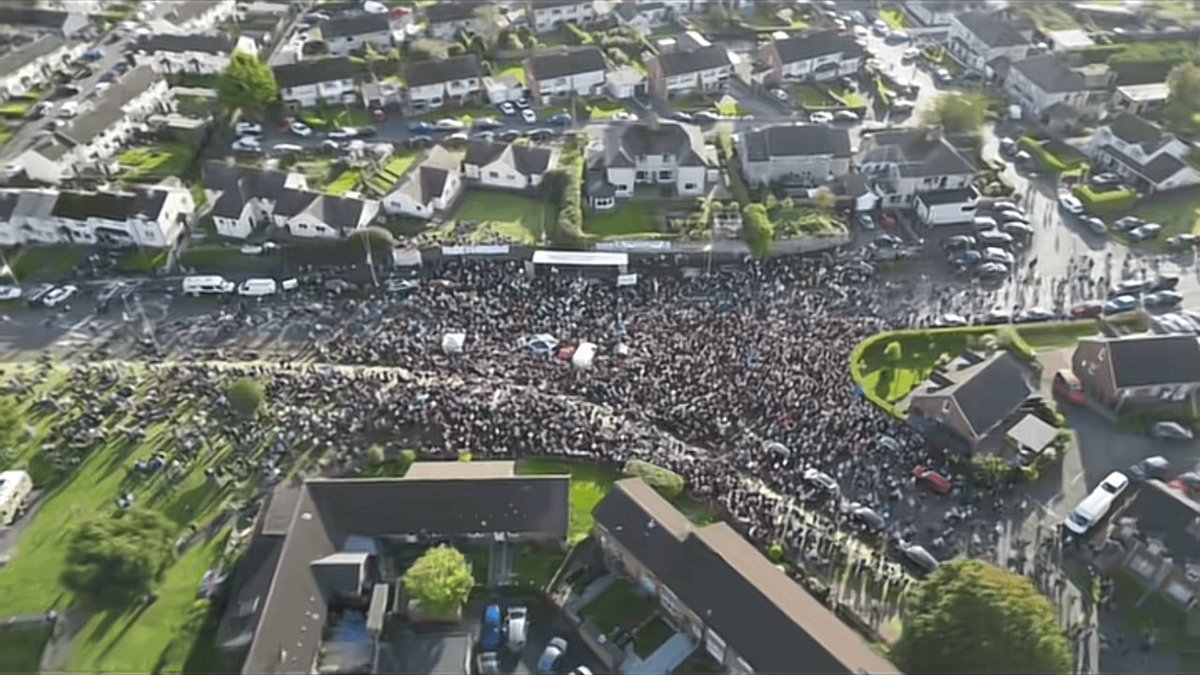 SeomraNuachta's tweet photo. Amárach ar an SN agus NuachtAnois:  AIGHNEAS AGUS ACHRANN – Bóthar faoi bhrú, plé ar an aighneas i bPort an Dúnáin. https://t.co/ZPpxkEYE1m https://t.co/drDKWe0OTk