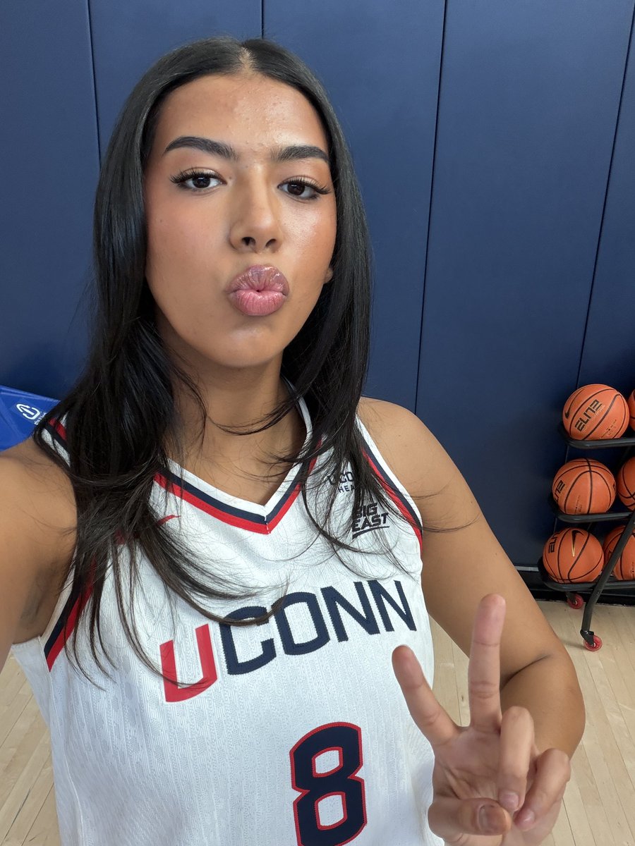 UConnWBB's tweet photo. Miss you guys!!😘💙

- @JanaElAlfyy https://t.co/f5vaMbokW7